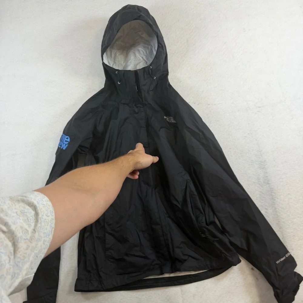 The North Face HyVent 2.5L Rain Jacket Womens Medium Black Hooded Shell 8258